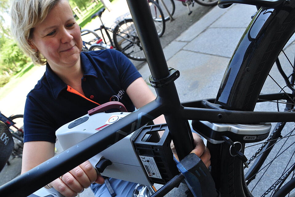 Fahrradcodier-Aktion Frau codiert Fahrrad ADFC